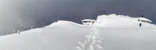 So sah es vergangenes Jahr auf der Hochries aus: Die Wirtsleute hatten damals mit Schneemassen zu kämpfen. Nicht nur wegen des Schneemangels heuer äußert sich mancher Bergfreund vergrätzt. Fotos Alpenverein