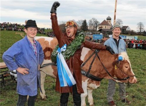 So sehen Sieger aus: „Lois“ mit Jockey Hans Wallner (Mitte) und den Trainern Hannes Wallner (links) und Paul Stettner aus dem Rennstall Moar z‘ Bruck.
