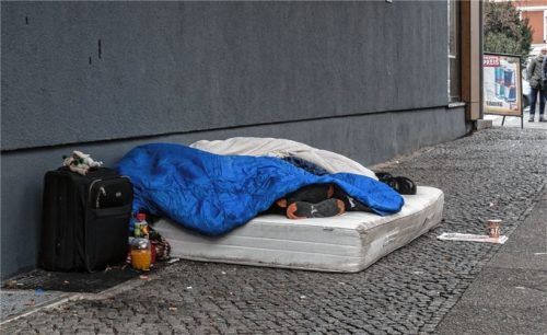 Damit Obdachlose nicht auf der Straße schlafen müssen, hat Waldkraiburg als freiwillige Leistung eigene Unterkünfte. Foto Paul Zinken/dpa