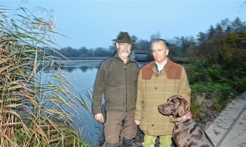 Sorgen sich um die Ameranger Seen: Fischereipächter Akos Becker und Grundeigentümer Ortholf von Crailsheim (von links). Fotos Duczek