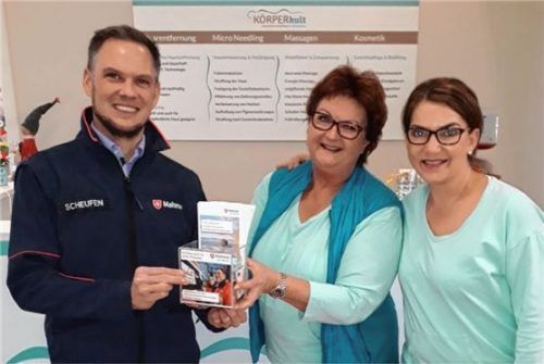 Spendenbox für den Herzenswunsch-Krankenwagen: Conny Heldenberger (Mitte) und Jeli Pehar, Inhaberinnen von Körperkult in Rosenheim, übergaben 600 Euro an Christian Scheufen, Kreisgeschäftsführer der Malteser Rosenheim und Miesbach.Foto Malteser