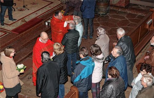 Spendeten den Liebenden ihren Segen: Landkreisdekan Pater Ulrich Bednara (links) und Dekan Franz Eisenmann (rechts).