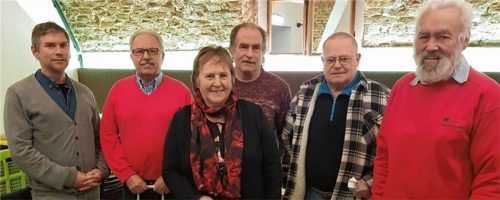 Stadtrat Florian Spannagl (links) gratulierte (von links) Wolfgang Berndt, Inge Schreiner, Klaus Hammerschmid, Ernst Weber und Organisator Sepp Warmedinger. Foto sedlbauer