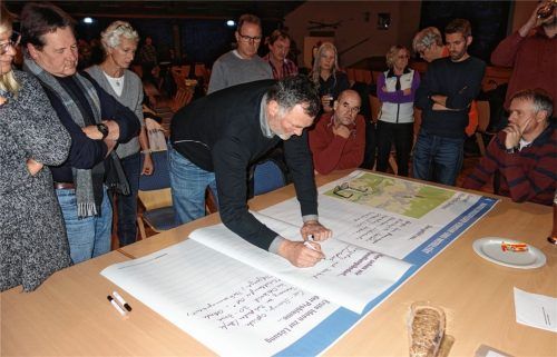 Stärken, Schwächen und Lösungsideen zu fünf verschiedenen Themen arbeiteten die Besucher in der Bürgerwerkstatt an den Tischen heraus. Foto Hauser