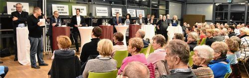 Standen Rede und Antwort: Franz Opperer (Grüne), Robert Metzger (SPD), Andreas März (CSU), Andreas Kohlberger (AfD), Christine Degenhart (Freie Wähler) und Lars Blumenhofer (FDP/von links) bei der ersten Podiumsdiskussion im überfüllten Pfarrsaal St.Michael. Fotos Schlecker