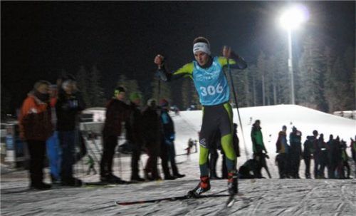 Starker Lauf unter Flutlicht: David Holz sorgte in der Jugendklasse für einen „Heimsieg“ des SC Vachendorf.