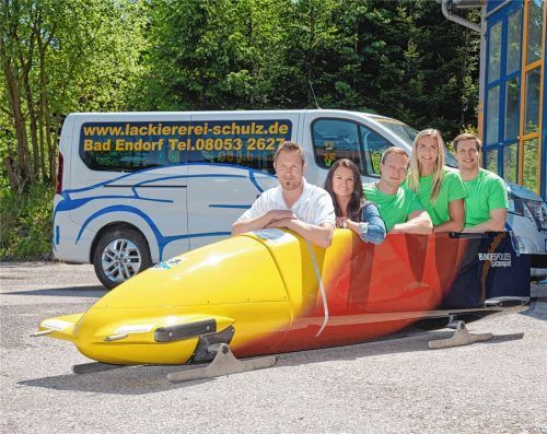 Stolz auf den neuen Bundespolizei-Vierer-Bob: Stephan Schulz und Ehefrau Steffi (von links) mit einem bärenstarken Anschieber-Trio, dem zweifachen Bob-Olympiasieger Francesco Friedrich, der zweifachen Bob-Weltmeisterin Annika Drazek und dem Olympia-Zweiten von Pyeong Chang Nico Walther. Foto Winkler