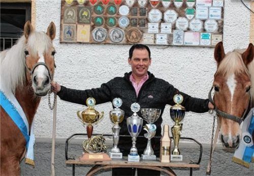 Stolz präsentiert sich Sebastian Grandauer mit seinen beiden erfolgreichen Pferden, Fabiola G (rechts) und Gräfin G (links).