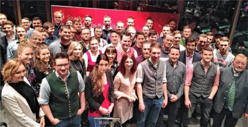 Stolze Fachkräfte: Viele der 123 jungen Meisterinnen und Meister aus dem Landkreis Rosenheim waren der Einladung ins Sparkassen-Hochhaus gefolgt und feierten ihre erfolgreichen Abschlüsse.Fotos sperber