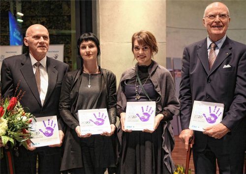Stolze Preisträger: Hartmut Simon von FuG Elektronik, Edeka-Marktbetreiberin Angelika Schweiger, Café-Besitzerin Christina Steinbichler und der frühere Alpma-Firmenchef Gottfried Hain.Fotos weber