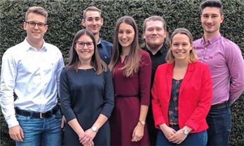 Strahlen vor Freude über ihre Übernahme: Die frisch ausgebildeten Mitarbeiter des Maschinenbauunternehmens (von links) Dominik Dormoolen, Kathrin Steinböck, Tobias Oberhansl, Antonia Stettner, Alexander Kranich, Franziska Deml und Alexander Huber.Foto gründl