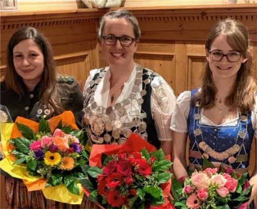 Strahlten um die Wette: (von links) die Siegerin der Kaiser-Wertung, Michaela Huf, Schützenkönigin Nicole Brüggemann und Jugendschützenkönigin Franziska Mayer.Foto re