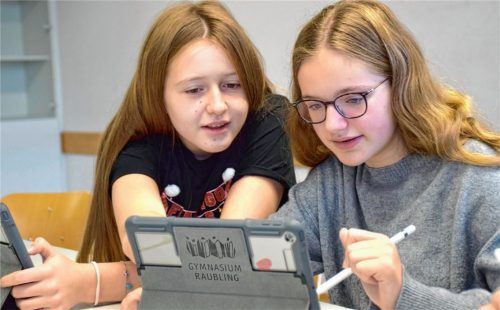 Tablet statt Tafel und Schreibheft? In Raubling gibt es bereits zwei Tablet-Klassen am Gymnasium. Fotos Sönmez