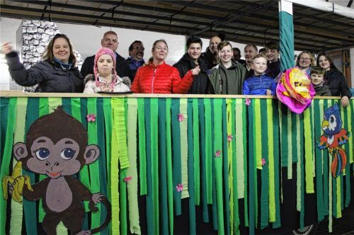 Tiere des Dschungels schmücken den Faschingswagen der Siebenbürger Sachsen für den Faschingszug. Damit wollen die Mitglieder zeigen, wie schön und kostbar Natur und die Tierwelt sind. Foto  Meier