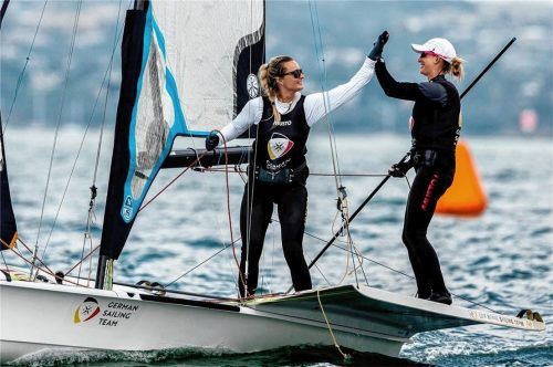 Tina Lutz und Lotta Wiemers holen einen sensationellen neunten Platz bei der Segel-WM (von rechts). Foto Sailing Energy