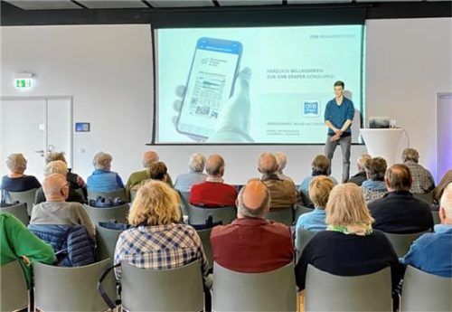 Tipps und Tricks rund ums E-Paper erhielten die Teilnehmer der Schulung im OVB-Medienforum.Foto Andrich