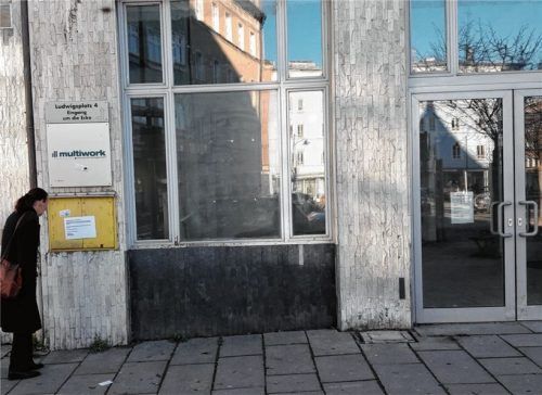 Tristesse am Ludwigsplatz: Nachdem die Post im vergangenen Jahr ausgezogen ist, sind jetzt auch die beiden großen Briefkästen abmontiert.