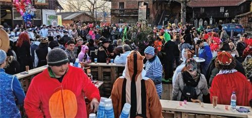 Über 400 Besucher genossen das erste Pullacher Faschingstreiben.