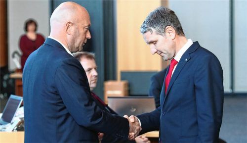 Umstrittener Handschlag: Björn Höcke, Fraktionsvorsitzender der AfD im Thüringer Landtag (rechts), gratuliert dem mit Unterstützung der AfD gewählten Ministerpräsidenten Thomas Kemmerich (FDP). Foto dpa