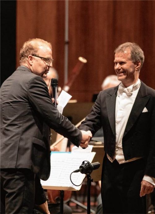 Verabschiedung von Thomas J. Mandl (rechts) durch den Vorsitzenden der Innphilharmonie, Martin Huber. Foto re