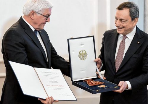 Verdient? Bundespräsident Frank-Walter Steinmeier (links) verleiht das Bundesverdienstkreuz an den ehemaligen Präsidenten der Europäischen Zentralbank Mario Draghi.Foto  dpa