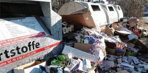Vermüllte Wertstoffinsel: Wenn die Container voll sind, lassen Müllsünder ihren Abfall einfach liegen. Besonders nach Feiertagen oder nach langen Wochenenden sieht dann so manche Wertstoffinsel aus wie diese beim Rewe an der Ebersberger Straße in Rosenheim. Foto Ziegler