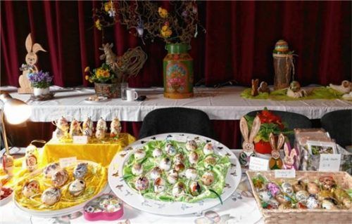 Viele bunte Artikel gibt es beim Kraiburger Ostermarkt zu bestaunen und zu kaufen. Foto Bachmaier