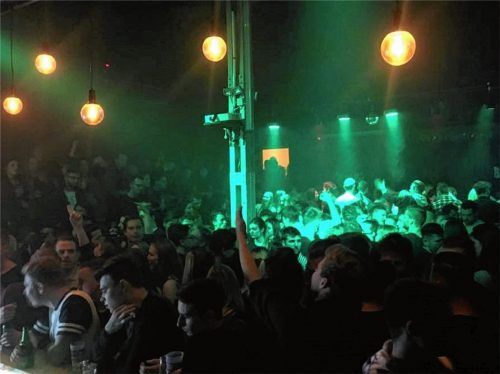 Vier verschiedene Tanzflächen mit unterschiedlichen Musikstilen lockten viele Besucher an. Foto  Becker