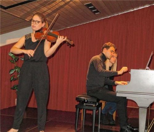 Virtuos und fantasievoll: Die Künstler Dorothea Stepp (Violine) und Asem Tanchev (Klavier) bei ihrem Vortrag der Tzigane. Foto RE