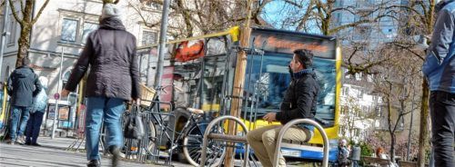 Vorfahrt für den Bus: So wünscht man es sich in der Rosenheimer Innenstadt, die leider zu oft im Individualverkehr erstickt. Foto simeth