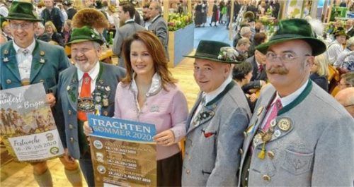 Vorfreude auf den Trachtensommer: Landwirtschaftsministerin Michaela Kaniber (Mitte) und die Trachtenverband-Vertreter (von links) Martin Heigermoser, Max Bertl, Michael Hauser und Pankraz Pefler.Foto Hötzelsperger