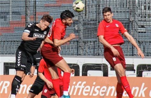 Wasserburgs Lucas Knauer befördert den Ball aus der Gefahrenzone, rechts Jean-Phillipe Stephan.Foto Stürmlinger