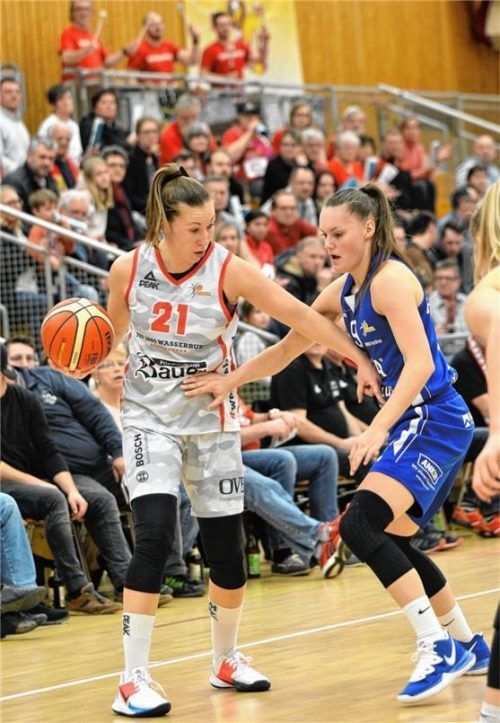 Weg da: Wasserburgs Svenja Brunckhorst hält sich die Gegnerin aus Halle vom Leib.Foto Hörndl