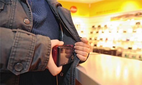 Weil er beim Stehlen erwischt worden war und anschließend bei seiner Verhaftung Widerstand geleistet hatte, musste sich jetzt ein 20-Jähriger in Rosenheim vor Gericht verantworten. Foto Jan-Philipp Strobel/dpa