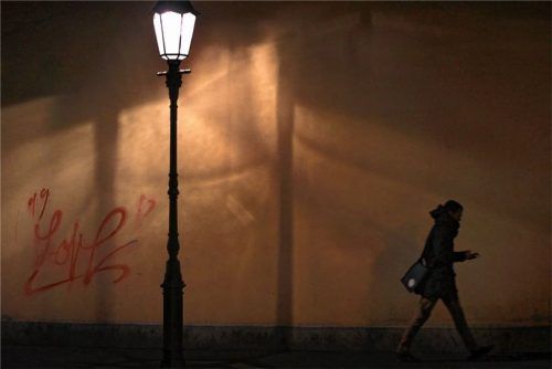 Weil er nachts in Rosenheim Frauen attackiert hatte, musste sich jetzt ein 33-Jähriger in Traunstein vor Gericht verantworten. Der Mann wurde freigesprochen, das Gericht ordnete aber eine Unterbringung in einer psychiatrischen Einrichtung an. Foto dpa