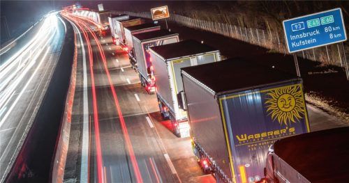 Wenig geht mehr: Steht Blockabfertigung auf dem Programm, drohen gigantische Staus. Foto Archiv dpa