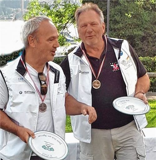 Werner Fritz (links) und Herbert Kujan wurden für den zweiten Rang bei der Weltmeisterschaft geehrt.Foto Niessen