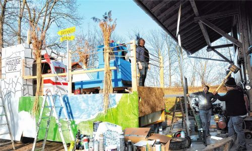 Wie bringt man den Wagen des Bürgerforums Inntal durchs Markttor in Neubeuern? Eine Frage, die die Wagenbauer sehr beschäftigt.Foto Reischl-Zehentbauer