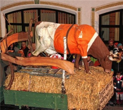 Wieder dahoam: Der Stier, der aus einem Stall ausgebrochen war und erst in Niederaudorf wieder eingefangen wurde, diente als Motiv für einen Faschingswagen.