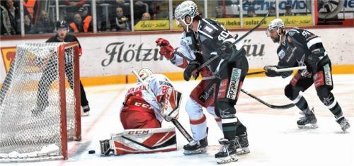 Wieder möglich: Ein Play-off-Duell der Starbulls Rosenheim gegen die Hannover Scorpions, wie hier im April 2019.Foto Ziegler