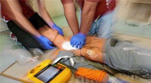 Wiederbelebung sollte unbedingt geübt werden: Wenn Ersthelfer nur einen Notruf absetzen, dann aber nicht mit Wiederbelebungsmaßnahmen beginnen, hat ein Patient mit einem Herz-Kreislauf-Stillstand kaum eine Chance, erfolgreich wiederbelebt zu werden. Foto dpa