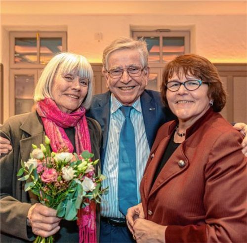 „Wir lassen nicht locker!“ Der Landesvorsitzende der Senioren-Union, Thomas Goppel, mit der Bezirksvorsitzenden Ilse Weiß (rechts) und Elke Garcyk, die als Gründungsmitglied der Senioren-Union Rosenheim-Land und Rosenheim-Stadt geehrt wurde. Foto Thomae