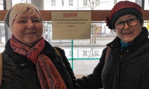 Wollen den Bücherverleih zurück: Eva Markstein (links) und ihre Nachbarin Elfriede Ehlers haben etliche Bücher in der Rosenheimer Volkshochschule getauscht. Foto Heise