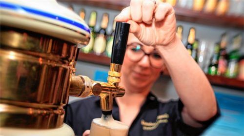 Zapfen im Zweitjob: Immer mehr Menschen sind auf ein Nebeneinkommen angewiesen. Foto  NGG