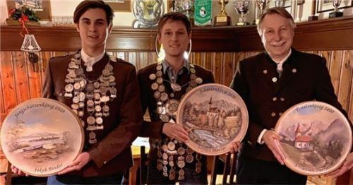 Zielsicherheit und eine ruhige Hand brachten in Nußdorf drei Herren mit, um die Königswürde zu erlangen Jungschützenkönig Jakob Binder, Luftgewehrkönig Lorenz Maurer und Pistolenkönig Christian Obermüller (von links).Foto Steffenhagen