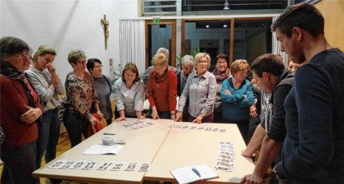 Zu Beginn wird offen gespielt. Kursleiterin Petra Mariel aus Grünthal (ganz links) bringt den Schafkopf-Anfängern die Grundregeln dieses beliebten bayerischen Kartenspiels bei. Foto  Meier