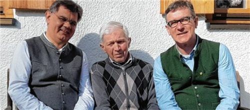 Zu den zahlreichen Gratulanten zum 90. Geburtstag von Wolfgang Stuffer (Mitte) gehörten auch Diakon Günter Schmitzberger (links) und Bürgermeister Georg Huber.Foto re
