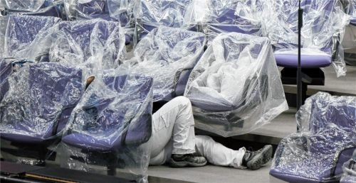 Zu viele Bundestagsabgeordnete? 709 Delegierte sitzen derzeit im Bundestag, fast 100 mehr als noch vor zehn Jahren. Im Bild montiert ein Handwerker im Bundestag neue Sitze. Foto dpa