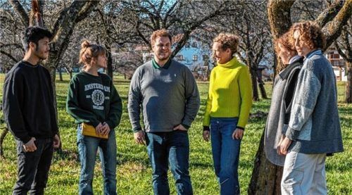 „Zukunft wird aus Mut gemacht“: Ulla Zeitlmann von den Grünen (im gelben Pullover) im Gespräch mit jungen Leuten.