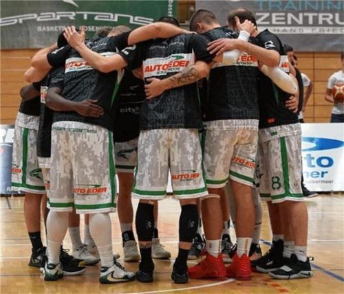 Zusammen gegen den Abstieg: Die Regionalliga-Basketballer des SBR. Foto  Ramona von Malm